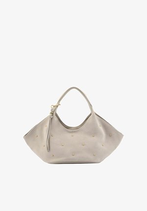 Sac à main en daim gris clair avec deux poignées, des clous dorés répartis uniformément sur le devant, et un petit pompon en cuir attaché près de la poignée.