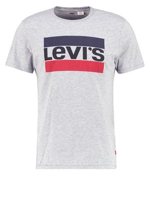Camiseta de manga corta gris hecha de algodón, con un gran logotipo de Levi's en negro y rojo en la parte delantera, con un diseño de cuello redondo.