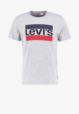 Grijze T-shirt met korte mouwen, gemaakt van katoen, met een groot Levi's-logo in zwart en rood over de voorkant, met een ronde hals.