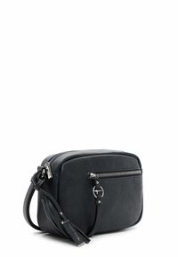 Kompakt sort læder crossbody-taske med lynlåslomme foran, sølvfarvet beslag og justerbar rem med kvastdetalje.