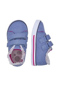 Zapatos de denim azul con dobles tiras de Velcro y borde de encaje. Suela de goma blanca con un acento rosa. Logo circular en la plantilla. Talla 22.