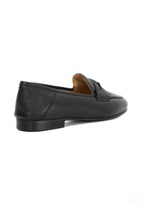 Zwarte leren penny loafer met lage hak en tan interieur, weergegeven vanuit een zijaanzicht op een witte achtergrond.