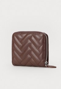 Brązowy skórzany portfel o plecionym wzorze, z metalowym suwakiem i uchwytem, w kształcie kwadratu, o gładkiej fakturze.