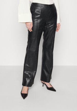 Zwarte nepleer broek met een krokodillenpatroon, voorzien van een rechte snit, hoge taille en een soepele textuur, gecombineerd met zwarte puntige schoenen.