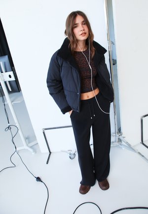 Stradivarius REVERSIBLE PUFFER - Vinterjakker - black