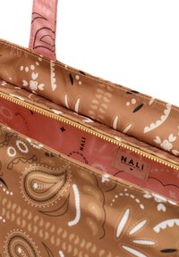 Brun mönstrad tote-väska med en rosa inredning, utrustad med en guldfärgad dragkedja och varumärkesetiketten "NALI". Invecklade paisley- och blommönster.