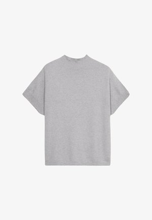 Kurzärmliger, hellgrauer Pullover mit hohem Kragen. Aus weichem Stoff, mit lockerer Passform und gerippten Kanten. Keine Muster oder Akzente.