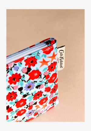 Pochette con zip a fiori con sfondo blu, fiori rossi, rosa e viola, insieme a stelle arancioni. Include un'etichetta Cath Kidston.