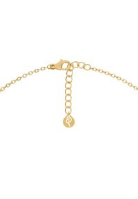 Pulsera de cadena de oro que presenta un cierre de langosta, eslabones ajustables y un colgante con un logo distintivo. Textura suave y diseño minimalista.