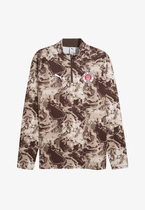 Barna és bézs hosszú ujjú pulóver, cipzáras nyakkal, texturált kamuflázs mintával, fehér Puma logóval és FC St. Pauli emblémával a mellrészen.