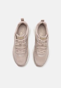 Ljust rosa Skechers sportskor med ovandel i mesh, texturerade detaljer och en vit dämpande sula. Har snörning och logotypdetaljer.