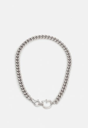 Zilverkleurige chunky ketting met een ronde sluiting, weergegeven op een effen witte achtergrond.