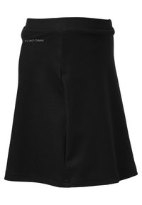 Skort negro hecho de una tela suave y elástica con un diseño acampanado. Presenta una cinturilla suave y un logo sutil en el lateral.