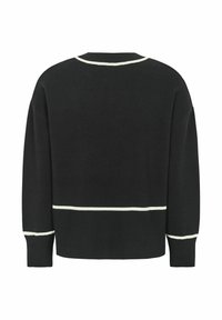 Pulover negru tricotat, cu o croială lejeră, bandă albă în contrast pe guler și tiv, și mâneci lungi cu manșete ribbed.