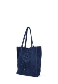 Borsa a tracolla in suede blu navy con due manici e una chiusura a laccio sottile su sfondo bianco.
