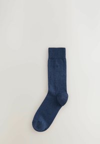 Calzino blu navy con un motivo a maglia testurizzata, bordo a coste e punta rinforzata. Presenta un marchio discreto vicino alla cima.