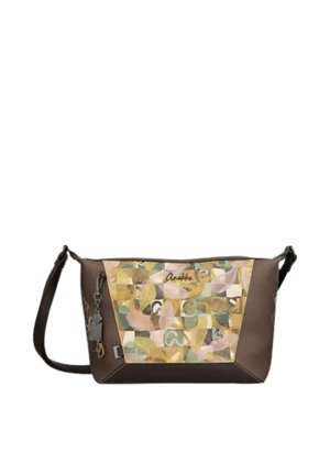 Borsa a tracolla marrone con pannello frontale patchwork astratto multicolore, tracolla regolabile, chiusura con cerniera e charm decorativi in metallo e pelle.