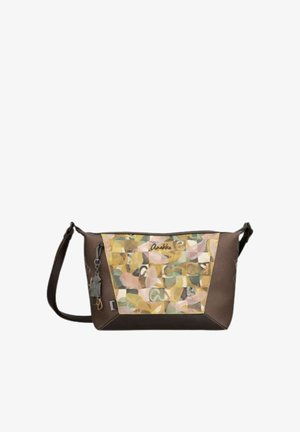 Borsa a tracolla marrone con pannello frontale patchwork astratto multicolore, tracolla regolabile, chiusura con cerniera e charm decorativi in metallo e pelle.