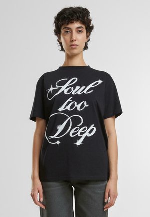 Sort bomulds T-shirt med korte ærmer, prydet med hvid, fed, stiliseret tekst "Soul too Deep" på forsiden. Klassisk crew neckline.