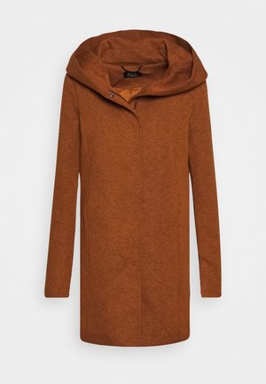Manteau en laine marron rouille à manches longues avec grande capuche et fermeture boutonnée cachée à l'avant, présenté sur fond blanc.