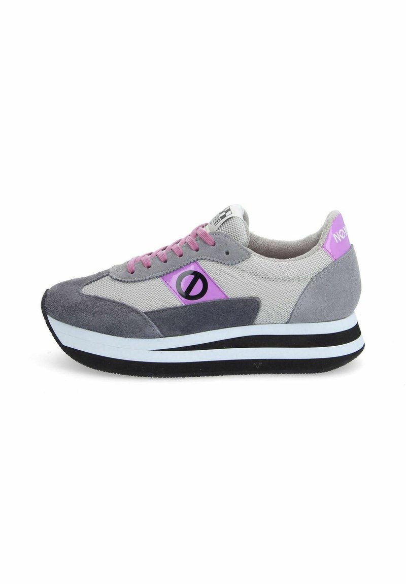 Chaussure de sport grise avec une tige en mesh et des accents en daim, des accents violets clairs, des lacets plats et une semelle intermédiaire blanche surmontée d'une semelle extérieure noire.