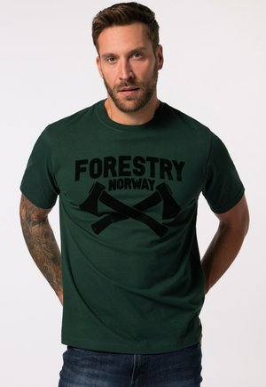 Mørkegrønt bomulds T-shirt med et stort sort grafisk tryk af krydsede økser og teksten "FORESTRY NORWAY" i fed skrift.