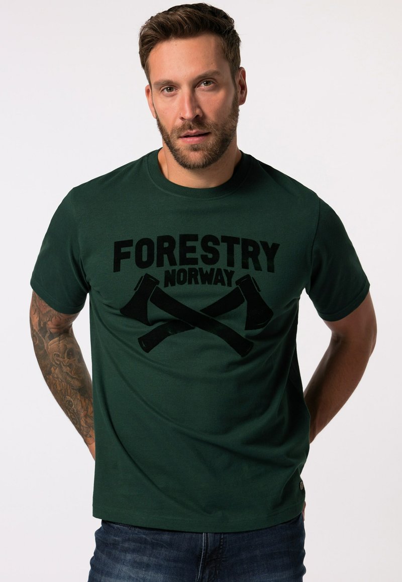 Mørkegrønt bomulds T-shirt med et stort sort grafisk tryk af krydsede økser og teksten "FORESTRY NORWAY" i fed skrift.