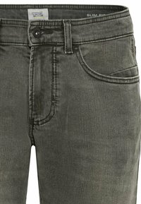 Slim fit -farkut harmaasta, hieman kiiltävästä kankaasta. Ominaisuuksiin kuuluvat etutasku, napillinen kiinnitys ja kontrastiväriset saumat.