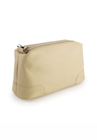 Beige leren pouch met een gladde textuur, ritssluiting, ronde onderkant en subtiele stiksels. Meet ongeveer 20 centimeter breed.