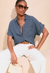 Lipsy SHORT SLEEVE UTILITY  - Nööpidega pluus - blue