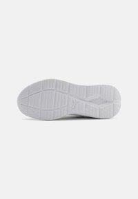 Suola in gomma bianca per sneaker con modelli di grip testurizzati e battistrada dettagliato per trazione. Presenta una superficie liscia e un tallone arrotondato.