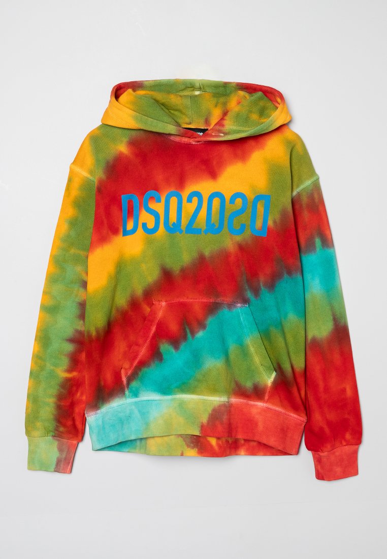 Bunt gemusterter Tie-Dye-Hoodie mit Kängurutasche, aus Baumwollmischung, in lebendigen Rottönen, Gelb, Grün und Blau; kräftiger blauer Schriftzug.