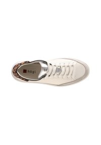 Weiße Leder-Sneaker mit einem Leopardenmuster-Akzent an der Ferse, silbernen metallischen Details und flachen Schnürsenkeln. Strukturiertes Design mit Gummisohle.