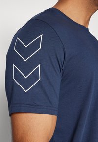 Hummel ELEMENTAL CHEVRON - Trükipildiga T-särk - dress blues