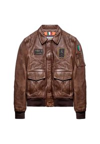 Giubbotto bomber in pelle marrone con toppe, due tasche anteriori con pattina, polsini e orlo a coste, e una tasca con cerniera sul maniche sinistro.