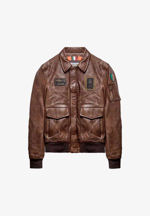 Giubbotto bomber in pelle marrone con toppe, due tasche anteriori con pattina, polsini e orlo a coste, e una tasca con cerniera sul maniche sinistro.