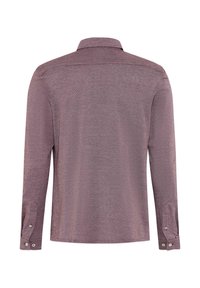 Langarmshirt van licht bordeauxkleurige stof met een subtiel textuurpatroon, voorzien van een klassieke kraag en knoopsluitingen bij de mouwen.