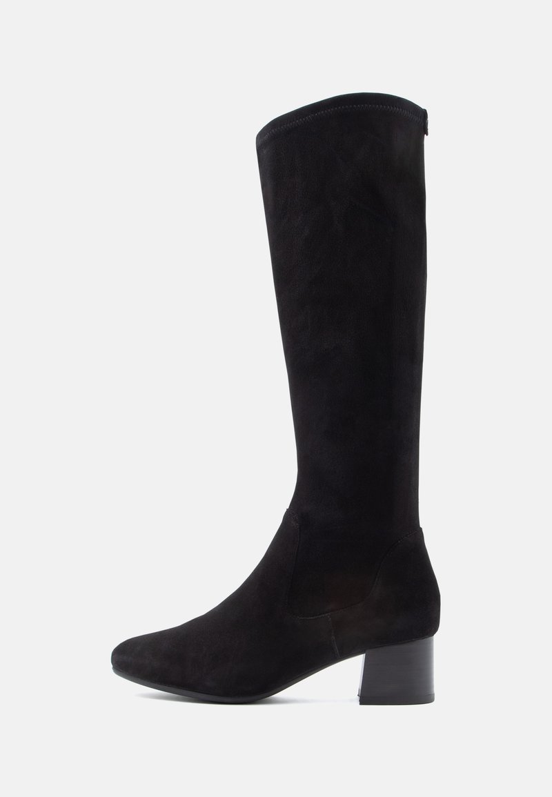 Knehøye svarte semskede støvler med rund tå og kraftig blokkhæl. Glatt tekstur med minimalt med detaljer og en enkel silhuett.