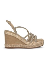 Sandalo con zeppa beige, suola in juta intrecciata, con multiple cinghie sottili decorate da ornamenti argentati e chiusura con fibbia alla caviglia.