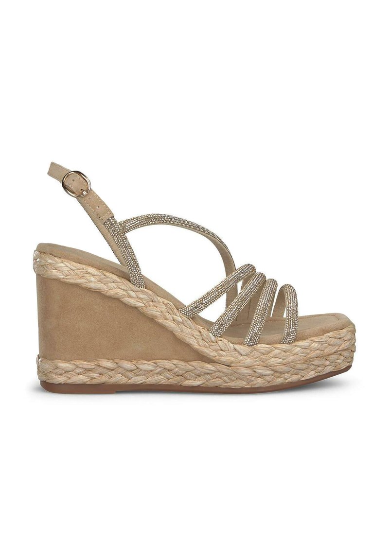 Sandalo con zeppa beige, suola in juta intrecciata, con multiple cinghie sottili decorate da ornamenti argentati e chiusura con fibbia alla caviglia.