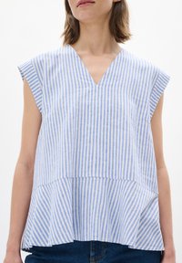 Modrá a biela pruhovaná bezrukávová blúzka s výstrihom do V, textúrovaná tkanina, rozšírená silueta a bočné vrecká, s vodorovným švom.