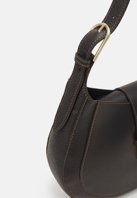 Kožená ramenní taška v tmavě hnědé barvě s texturovaným povrchem. Má zesílený popruh a kontrastní švy. Zlaté kovové doplňky.