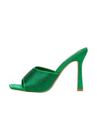 Mule con tacco alto in satin verde con punta aperta, caratterizzato da un'imbellimento in strass testurizzato sulla parte superiore e una finitura liscia.