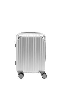 Srebrna walizka z twardą obudową, z pionowymi rowkami, wysuwanym uchwytem i czterema kółkami dla łatwości przemieszczania. Posiada zaokrąglone narożniki i solidną konstrukcję.