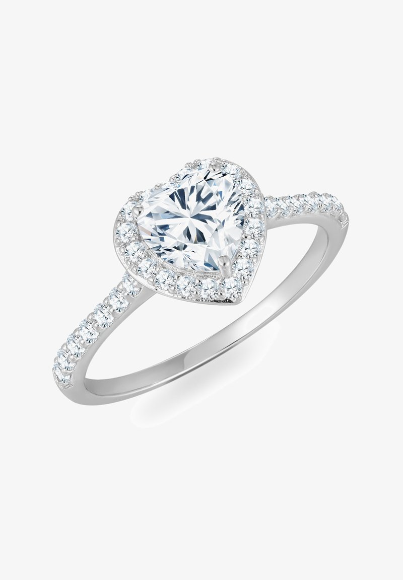 Srce oblikovan diamanten osrednji kamen, obdan z manjšimi kamni, postavljen na poliran srebrni prstan z dodatnimi kamni ob ročaju.