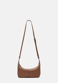 Borsa a spalla in pelle marrone con forma curva, tracolla regolabile e chiusura a zip. Texture liscia con dettagli di cucitura sottili.