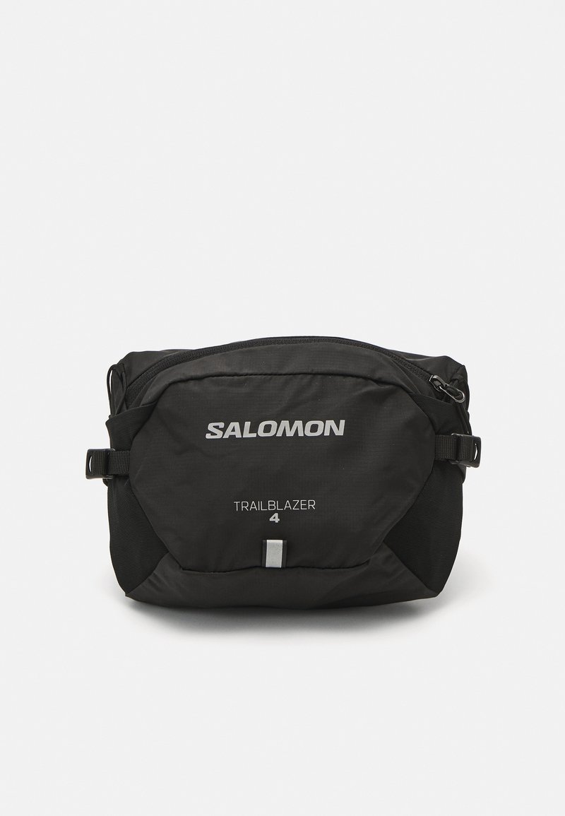 Fekete Salomon Trailblazer 4 derékpánt, tartós anyagból készült, cipzáros fő rekesszel, állítható pánttal és logó részlettel.