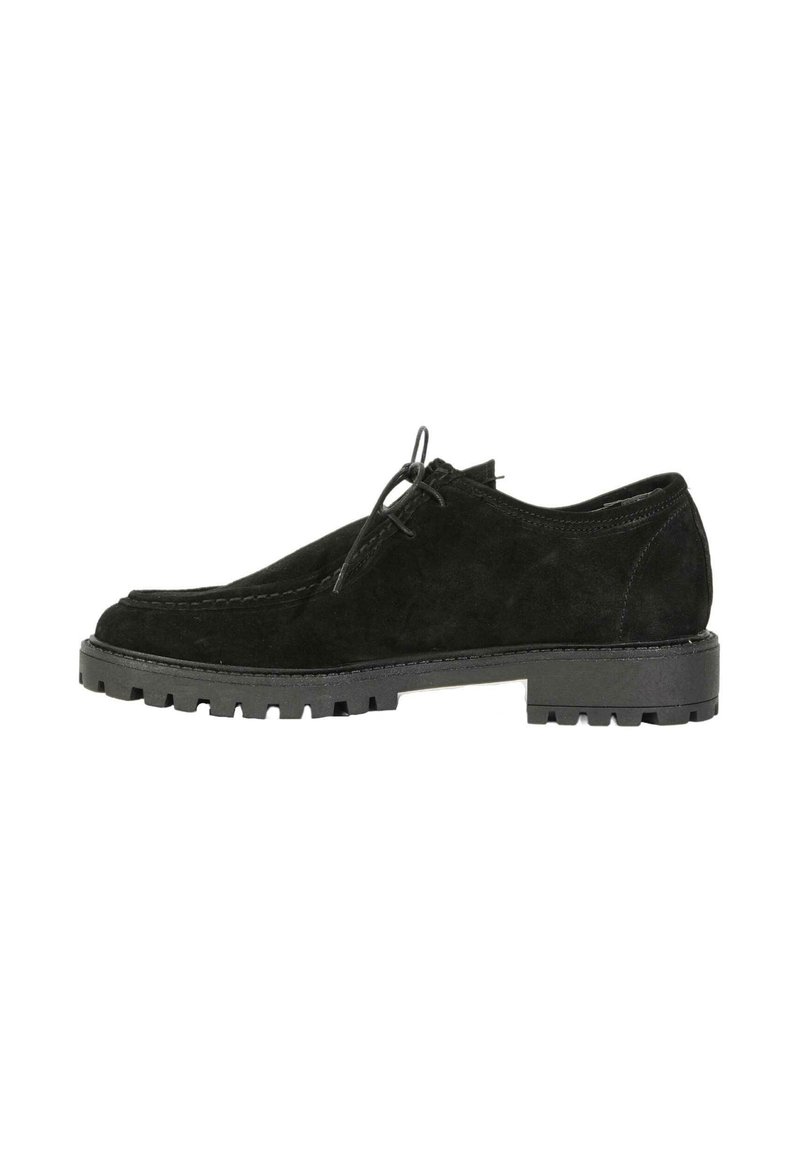 Scarpe in suede nero con punta arrotondata, parte superiore texturizzata e suola in gomma nera con tasselli; presentano un piccolo design con lacci e cuciture rinforzate.