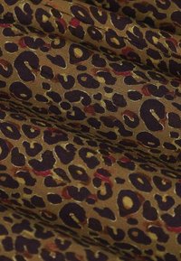Leopardprint stof met een bruine achtergrond en zwarte en diep bordeauxrode vlekken, met een gladde textuur en een zachte val.