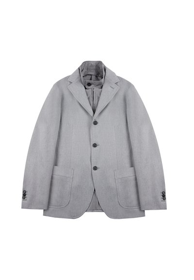 Blazer grigio chiaro da uomo con tre bottoni frontali, due tasche a toppa e fodera interna con colletto alto, dotato di bottone e zip.